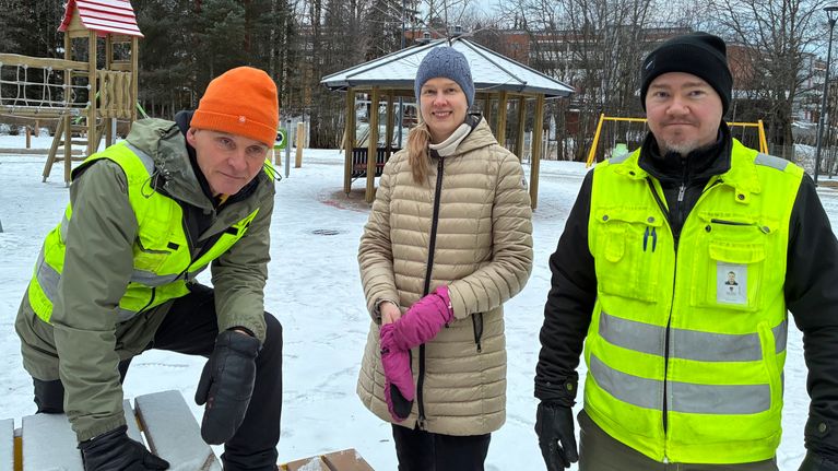 Aluevastaava kaupunkitekniikan palveluista Jukka Laukkanen, suunnittelija Mari-Helena Turunen ja rakennuttaja Matias Enäsuo Kuopion Jynkässä Katraan leikkipuistossa.