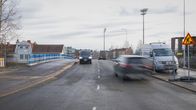 Autoja ajamassa siltaa pitkin.