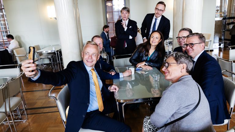 Timo Heinonen otti selfien eduskunnan kuppilassa. Kuvassa myös muun muassa Matias Marttinen, Karoliina Partanen, Petteri Orpo ja Maarit Castren.