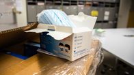 Maskisuositus yläkouluissa astui voimaan. Kuvassa Itäkeskuksen peruskoulun maskit.