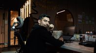 IT-asiantuntija Shubham Chawla työskentelee koneellaan.
