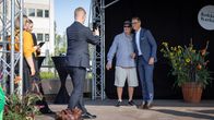 Mies poseeraa presidentti Alexander Stubbin vieressä. Kolmas mies ottaa tilanteesta kuvaa.