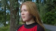 Hämeenlinnalainen Aino Mäki seisoo Vanajan rannassa ja katsoo järvelle.