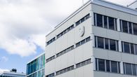 Tampereen kaupungintalon päärakennus pilvistä taivasta vasten.