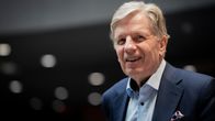 Esko Aho hymyilee.