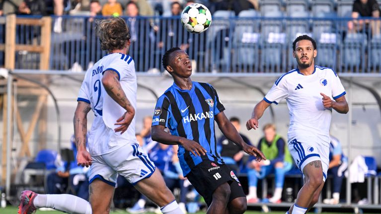 Alie Conteh jagar en boll mot FC Köpenhamn.