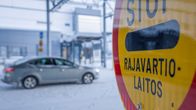 Rajavartiolaitoksen pysäytysmerkki ja auto pysähdyksissä.