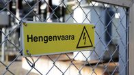 Hengenvaara-kyltti piensähköaseman aidassa.