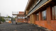 Sammontalon punaista tiiliverhoilua.