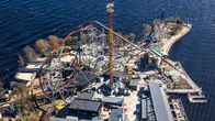 Särkänniemen huvipuiston värikkäät laitteet kohoavat rannalla tummansinisen veden ympäröimänä.