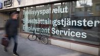 Henkilö kävelee Helsingin työllisyyspalvelujen ohi.