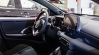Toyota Rav4 hybridiauton ohjaamoa.