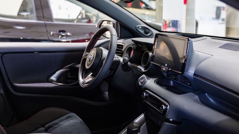 Toyota Rav4 hybridiauton ohjaamoa.