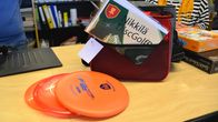Sibbo bibliotek lånar ut frisbeegolf utrustning. 