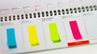 Färggranna smala lappar i en kalender från måndag till torsdag.