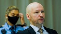 Kalju mies etualalla katsoo pois kamerasta.