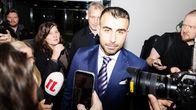 Makwan Amirkhani saapuu oikeuteen.
