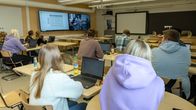 Viitasaaren ja Pihtiputaan lukioiden yhteinen uskonnontunti. Opettaja on Pihtiputalla ja oppilaat Viitasaarella seuraavat tuntia näyttöjen avulla.