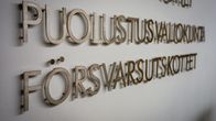 Puolustusvaliokunta-teksti seinässä Pikkuparlamentissa.