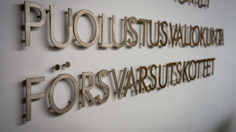 Puolustusvaliokunta-teksti seinässä Pikkuparlamentissa.