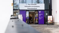 Hatanpään terveysaseman pääsisäänkäynti Tampereella.