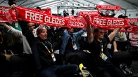 "Free Gleizes" -huiveja Ranskan mediatilaisuudessa.