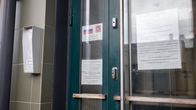 Venäjän konsulaatti Lappeenrannassa sijaitsee kauppatorin vieressä kerrostalon alakerrassa.
