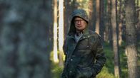 Elokuvaohjaaja ja käsikirjoitaja Mika Ronkainen Kaikki synnit -sarjan kuvauksista. Kuvan taustalla metsää.
