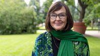 Anna-Mari Kaskinen seisomassa Kotkan Sibeliuksenpuistossa.