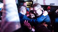 Nasima Razmyar ja Antti Lindtman juhlivat SDP:n tulosta.