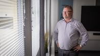 Jöran sopo hymyilee ja katselee ikkunasta ulos. 