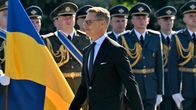 Presidentti Alexander Stubb käveli sotilaiden ohi Kiovassa sunnuntaina. 