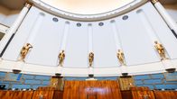 Wäinö Aaltosen suunnittelemat patsaat Raivaaja, Henkinen työ, Tulevaisuus, Usko ja Sadonkorjaaja eduskunnan täysistuntosalissa.