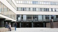 Opiskelijoita istumassa Porthanian edessä Helsingin keskustassa.