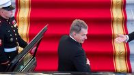 Sauli Niinistö siirtymässä auton kyydistä punaiselle matolle.