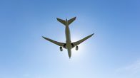 Finnairin Airbus 350 lentokone laskeutuu Helsinki-Vantaan lentokentälle.