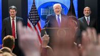 Donald Trump pitää lehdistötilaisuutta. Taustalla yhdysvaltain lippu.