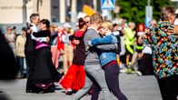 Tangoa tanssivia ihmisiä kadulla.