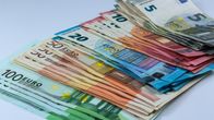 Kuvassa on pino euroseteleitä, muun muassa 100, 50, 20, 10 ja 5 euron setelit.