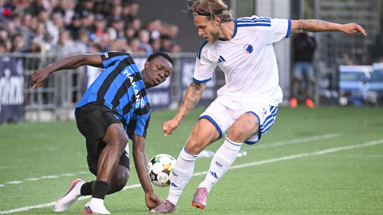 FC Interin tuhlaajaveikko Alie Conteh (vas.) ja Kööpenhaminan Felix Beijmo kaksinkamppailussa 20.8. 2026 Turussa. 