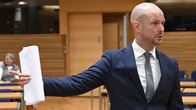 Ville Valkonen paperinippu kädessään.