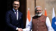 Presidentti Alexander Stubb ja Intian pääministeri Narendra Modi kättelevät New Delhissä.