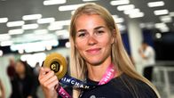 Alisa Vainio med sin EM-guldmedalj på Helsingfors-Vanda flygplats.