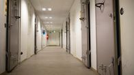 tutkintavankilan käytävä ja sellien ovia