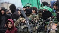 Hamas-taistelijoita väkijoukon keskellä.