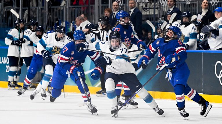 Susanna Tapani försöker skrinna ifrån amerikanska spelare.
