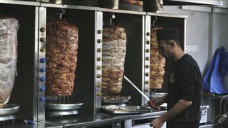 Mies valmistaa shawermarullia.