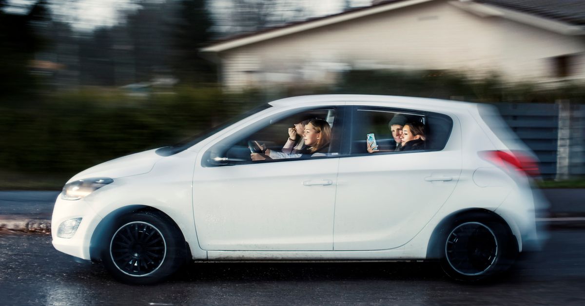 Syksystä lähtien 17-vuotiaiden kuljettajien autoihin tulee pakolliseksi iästä kertova tunnus – tällainen se on