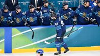 Kaapo Kakko tuulettaa maalia vaihtopenkillä olevien pelaajien kanssa.