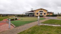 Karelia Golfin klubirakennus pilvisenä päivänä